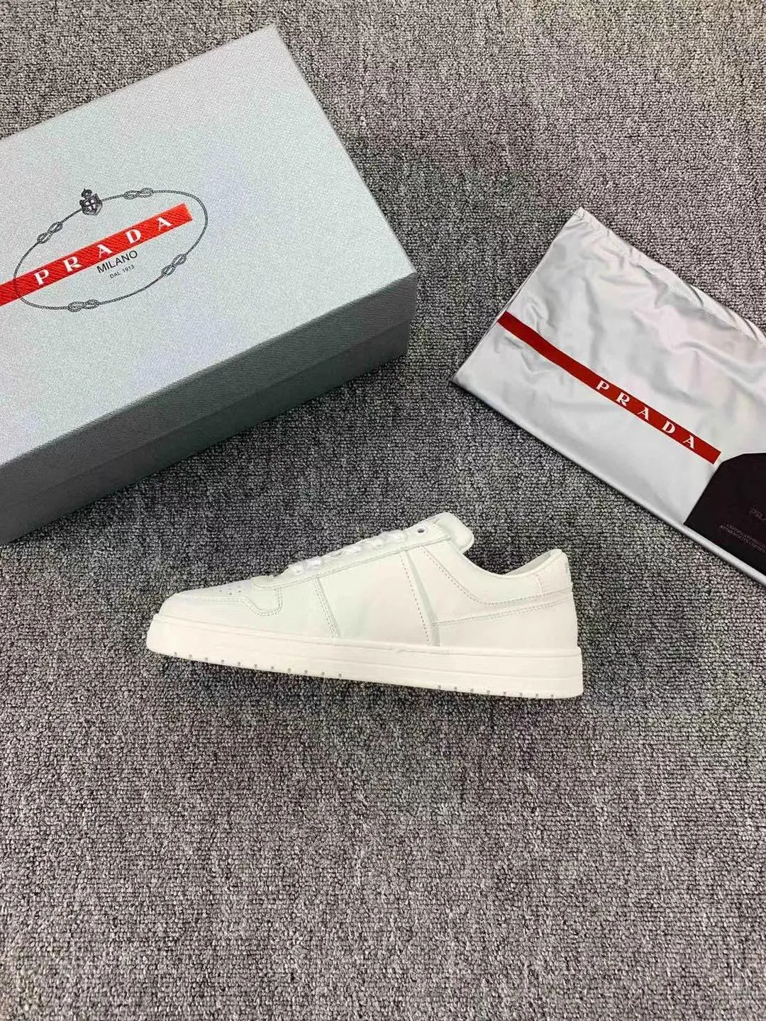 P380 Yuan 38-45 Prada Prada’s new men’s leather sports shoes, the highest version on the market, any comparison is welcome🆚! The original leather has excellent texture and is super high-end! Fetal sheep net lining imported from Italy, removable pad! Luxurious materials and fine workmanship, highly recommended!